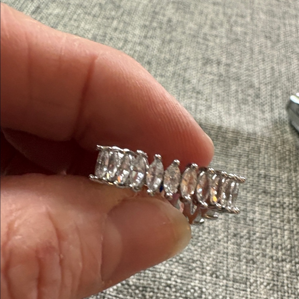 Elegant Silver infinity band Women's Ring Approximate size 6.75 MAKE ME AN OFFER - Picture 6 of 7